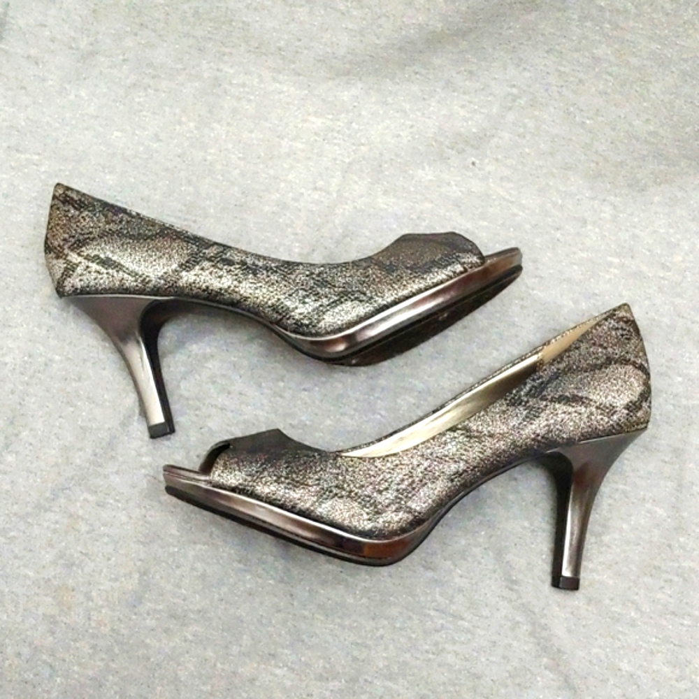 NWOT BANDOLINO HEELS * SPARKLY GRAY & BLACK HEELS * Size 9.5